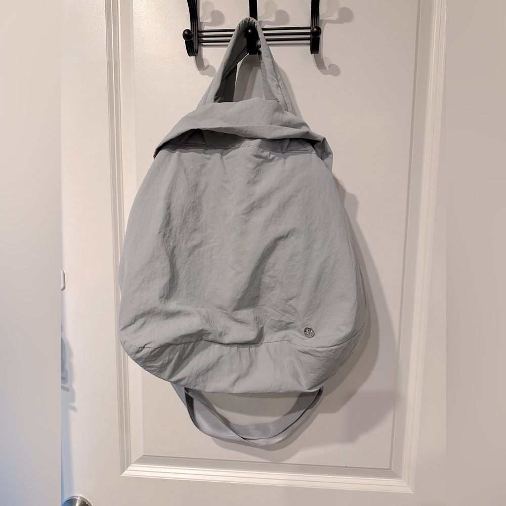 Lululemon On My Level Bag 2.0 19L - Silver Drop - Like New!